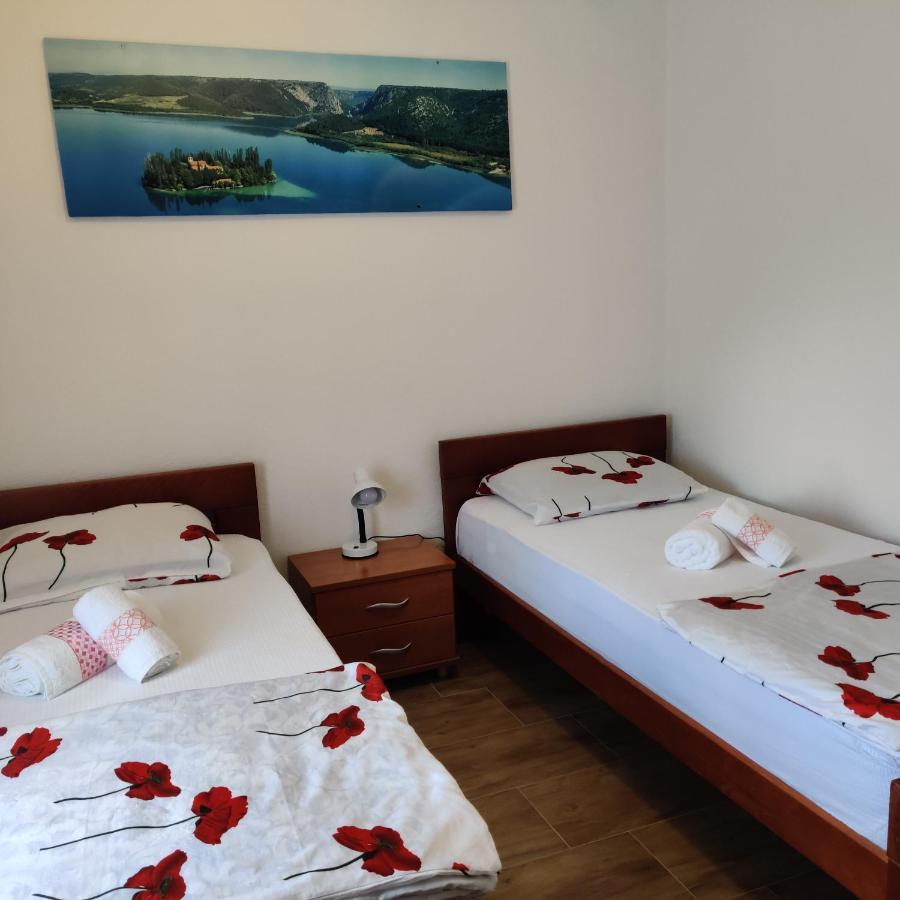 Guest House Sapina Korenica Exterior photo