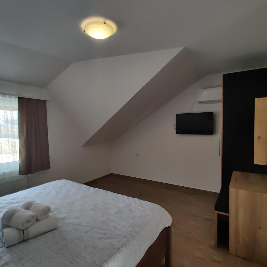 Guest House Sapina Korenica Exterior photo