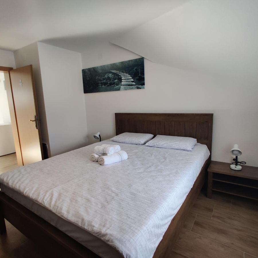 Guest House Sapina Korenica Exterior photo