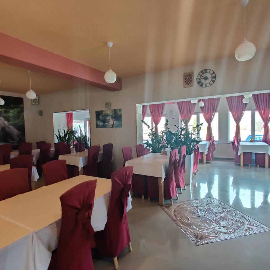 Guest House Sapina Korenica Exterior photo