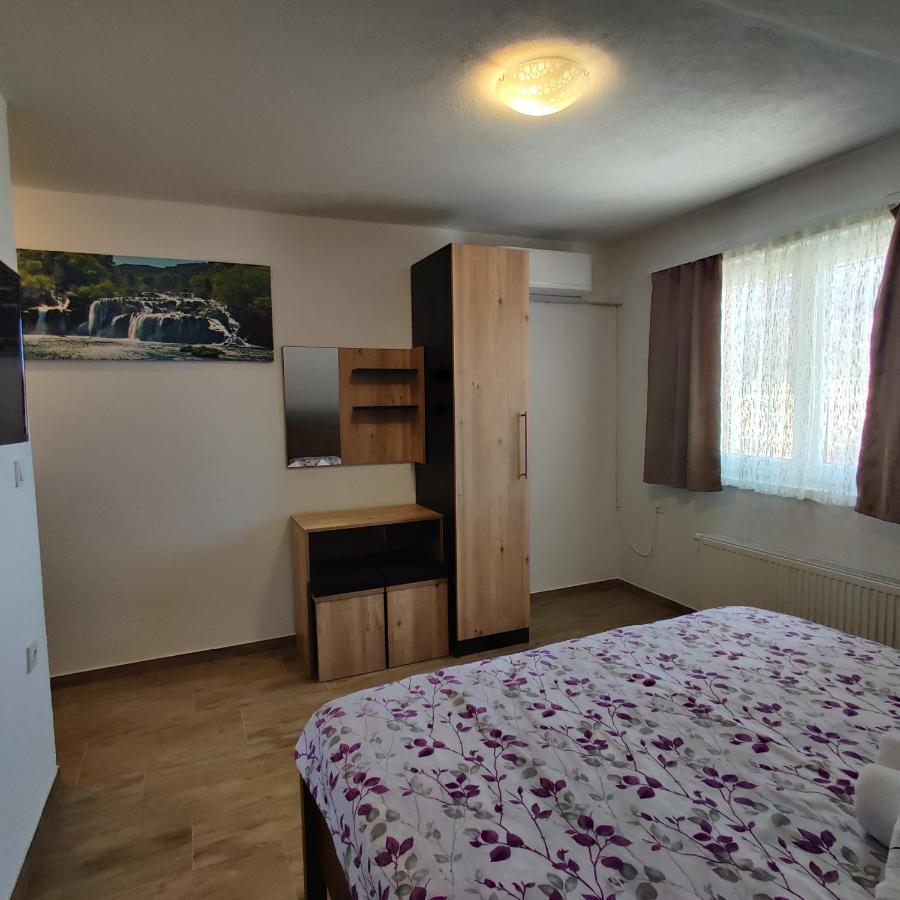 Guest House Sapina Korenica Exterior photo