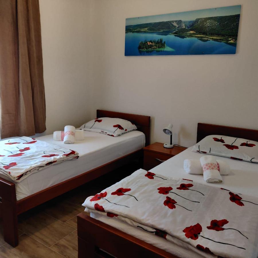 Guest House Sapina Korenica Exterior photo